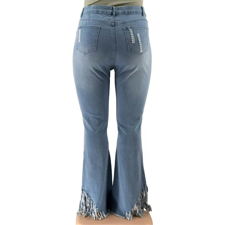 Close-up: Zerrissene Details an der Damen Stretch Schlagjeans, modisch & aktuell.