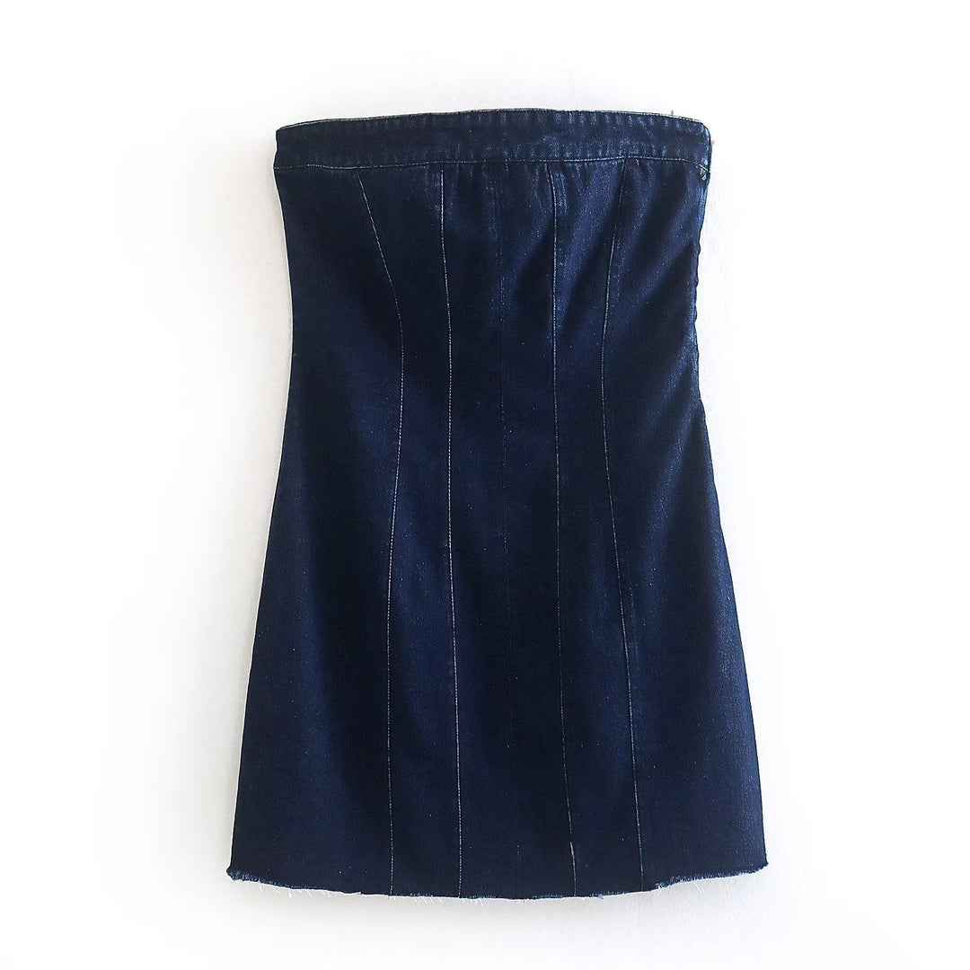 Schickes trägerloses Freizeitkleid für Damen. Kurzes Sommerkleid, figurbetont & modern für den Sommer.