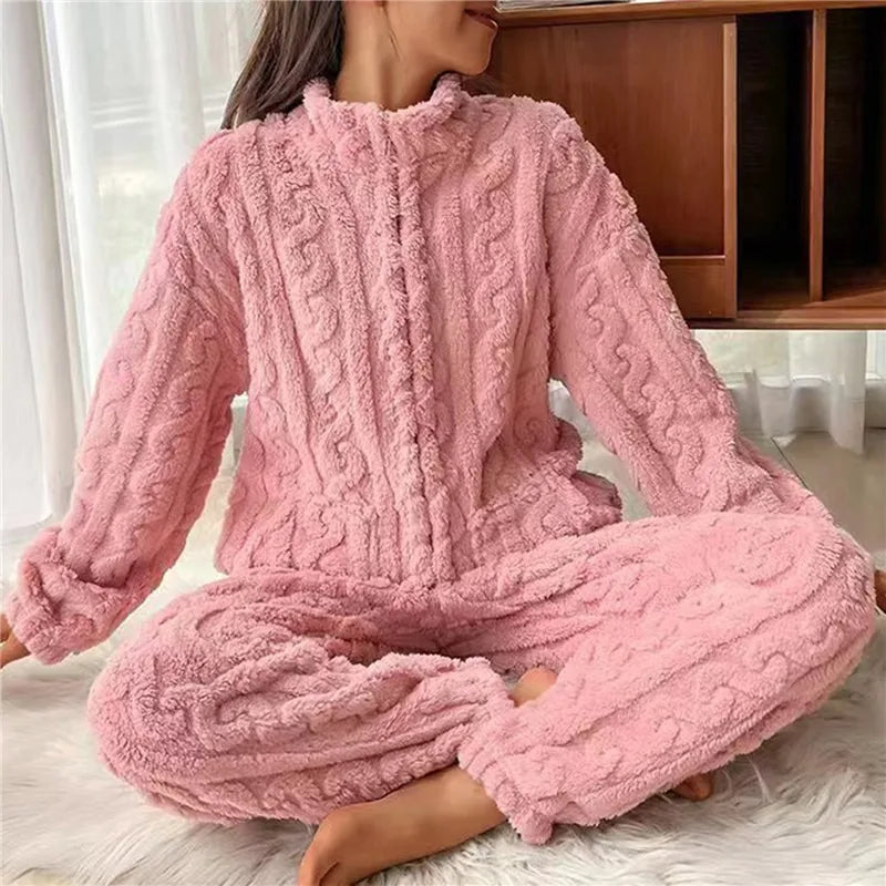 Nahaufnahme des weichen Stoffes vom Damen Winterpyjama Laisa. Kuscheliges Loungewear-Set für höchsten Komfort.