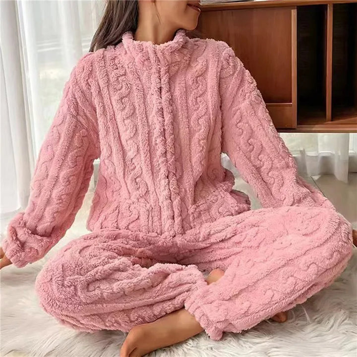 Nahaufnahme des weichen Stoffes vom Damen Winterpyjama Laisa. Kuscheliges Loungewear-Set für höchsten Komfort.