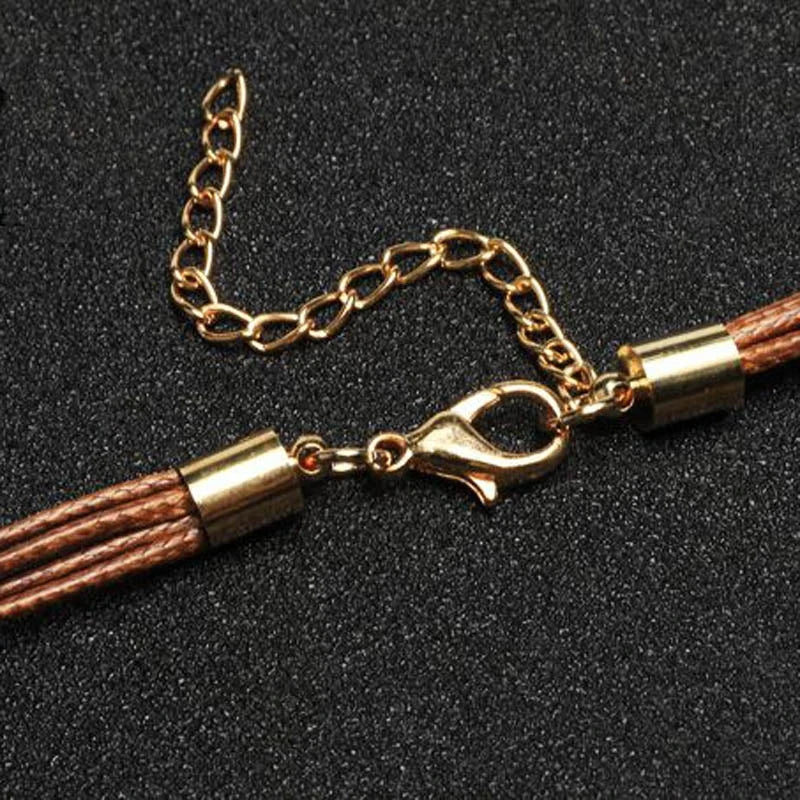 Elegante Feder-Halskette im Boho-Chic, unisex, als modisches Accessoire und Geschenkidee.
