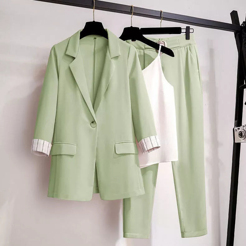 Stilvoller 3-teiliger Damenhosenanzug in Übergröße. Perfekt als Büro Outfit oder festlicher Business Look.