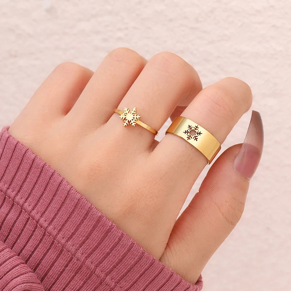 Detailreicher Schneeflocken Partnerring, verstellbar, fängt den Winterzauber ein, festlicher Schmuck für Paare.