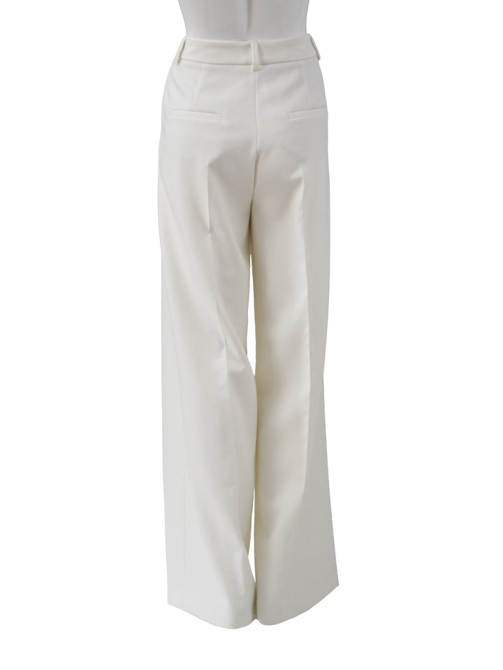 Moderne cremefarbene Weithose für Damen, mit lockerer Passform. Ideal als bequeme Sommer- oder Frühlingshose für Freizeit.