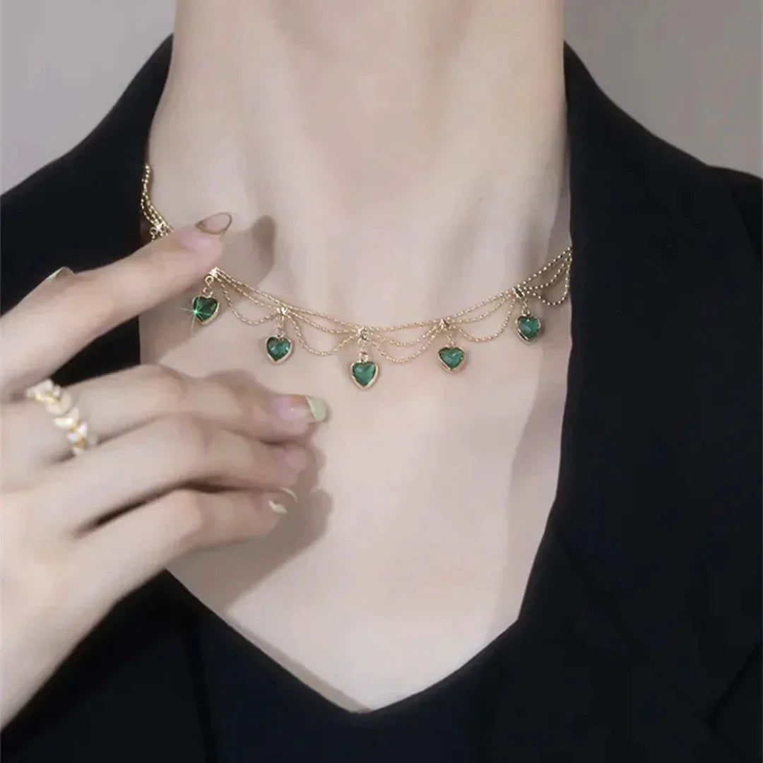 Hochwertige Damen Herz-Halskette mit edlem Zirkonia-Herzanhänger, perfekte Geschenkidee als Zeichen tiefer Liebe.
