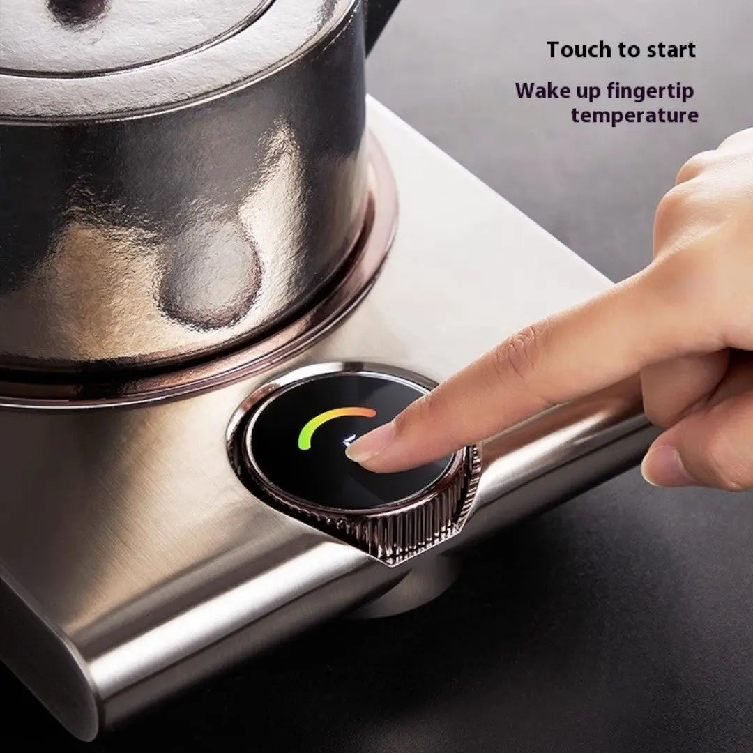 Detailansicht der glatten Keramik-Heizplatte. Modernes, energiesparendes Design für Tee- & Kaffeeliebhaber.