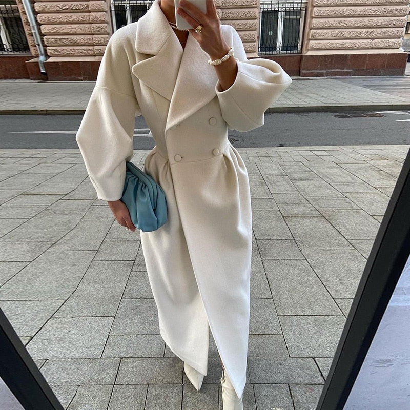 Modischer langer Damenmantel in Grau, ideal für den stilvollen Business-Look im Herbst.