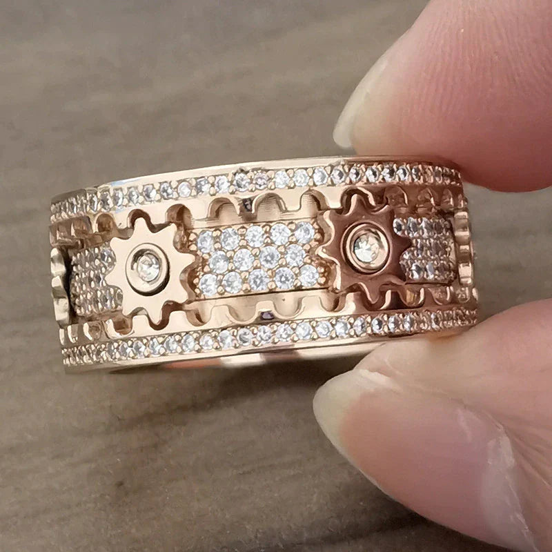 Eleganter silberner Fidget Damenring mit Zirkonia-Kristallen und drehbaren Zahnrädern als Anti-Stress Schmuck.