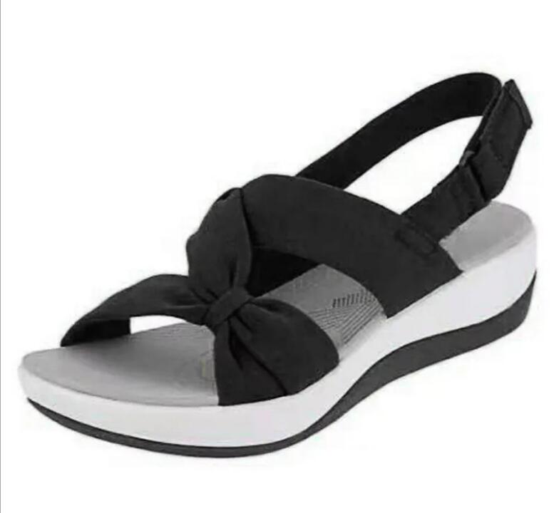 Seitliche Ansicht der Damen Orthopädischen Sandalen. Bequeme Schuhe mit stilvoller Schleife für den Sommer.