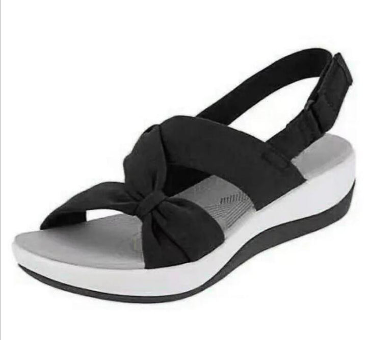 Seitliche Ansicht der Damen Orthopädischen Sandalen. Bequeme Schuhe mit stilvoller Schleife für den Sommer.