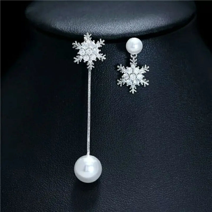 Glamouröse Damen-Tropfenohrringe in Schneeflockenform, besetzt mit glitzernden Steinen, für den Winterzauber.