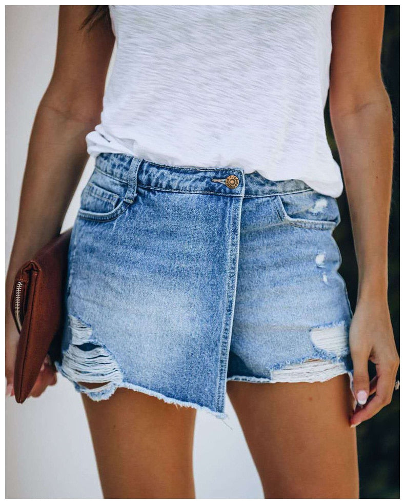 Modischer Damen Hosenrock Skort aus Denim. Vielseitig kombinierbar für trendige Sommer-Looks.