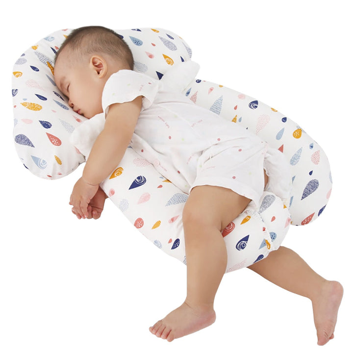 Pflegeleichtes Lagerungskissen aus Bio-Baumwolle, atmungsaktiv & ergonomisch, für Sicherheit im Babybett.