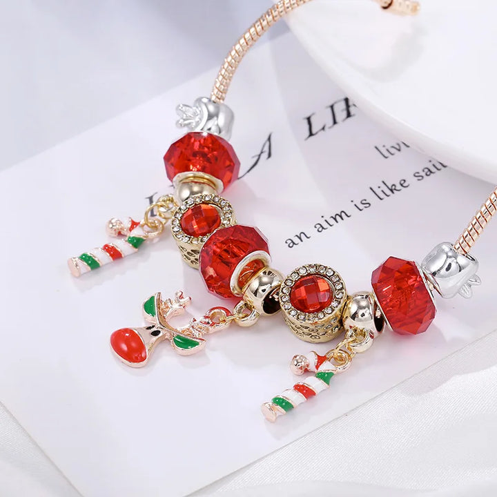 Rundes Damen Charm-Armband mit Rentier-, Weihnachtsbaum-Anhängern. Festlicher Weihnachtsschmuck für Winter-Outfits.