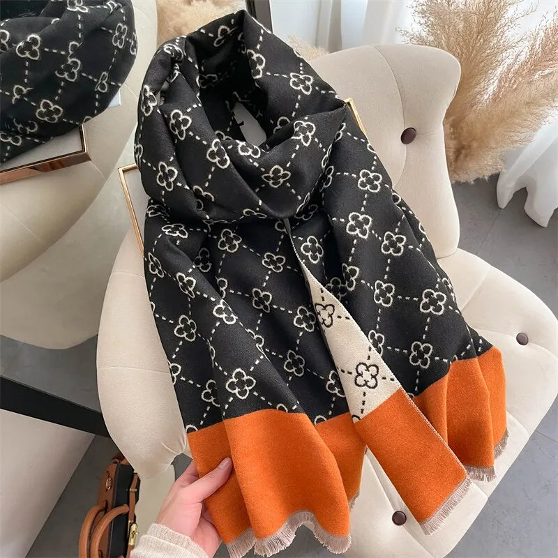 Eleganter Damen Blumenschal mit Blumenmuster. Ideales warmes Geschenk & stilvolles Winter-Accessoire.