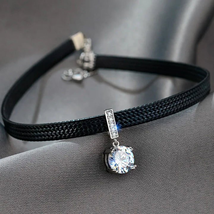 Damen Kristall-Halsband mit funkelnden Steinen, elegant für Abendgarderobe und besondere Anlässe.