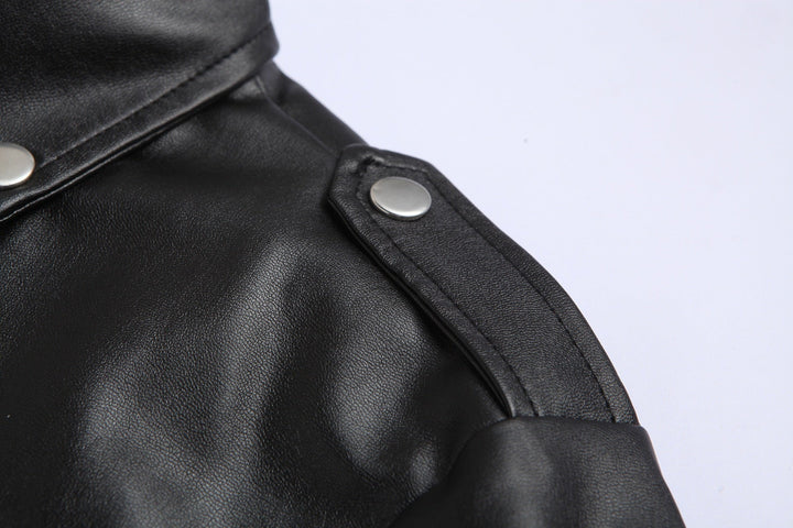 Elegante schwarze Herren Bikerjacke, Slim Fit mit Stehkragen. Modische Herbstjacke für moderne Männer.