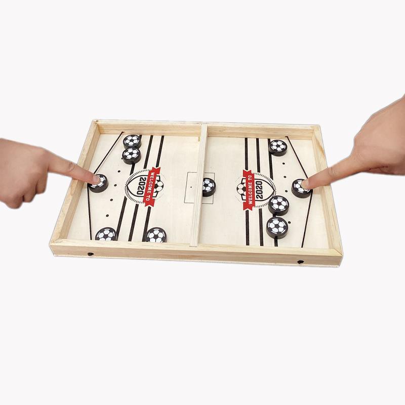 Langlebiges Holzspielset: 2-in-1 Tischfußball & Sjoel, ein robustes Familienspiel für langanhaltenden Spaß.