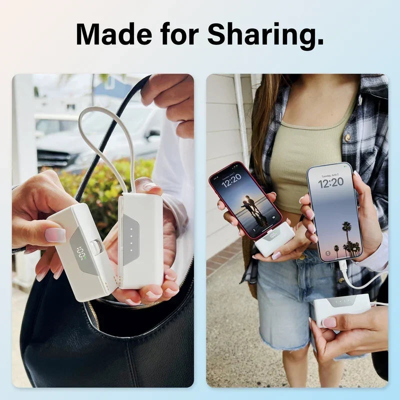Person hält die kompakte, teilbare 10.000 mAh Powerbank, ideal für unterwegs.