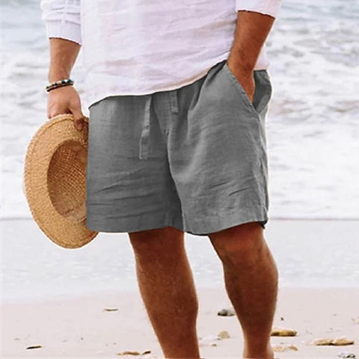 Bequeme Herrenshorts mit lockerem Schnitt und verstellbarem Bund. Ideal für Urlaub, Strand & Alltagsmode.
