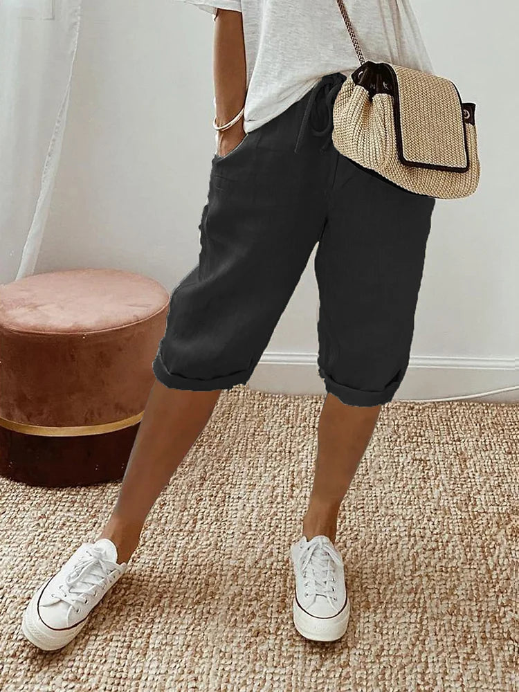 Atmungsaktive & leichte Damen Jogger-Shorts in Weiß, ideal für heiße Sommertage. Stilvolle Freizeit-Shorts.