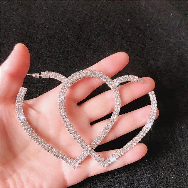 Luxuriöse Herzohrringe mit funkelnden Kristallen, perfektes Geschenk, das Eleganz und Romantik vereint.