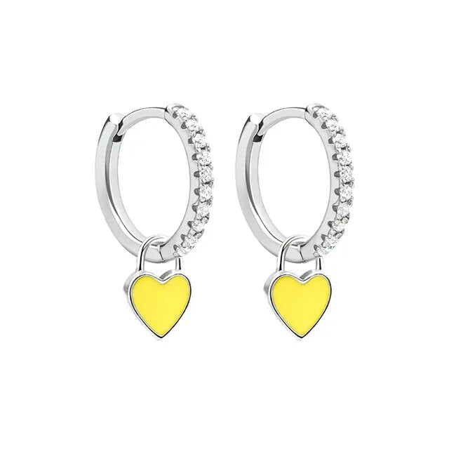 Alltagstaugliche Gold Creolen für Damen, mit glitzernden Zirkonia. Komfortabel und schick.