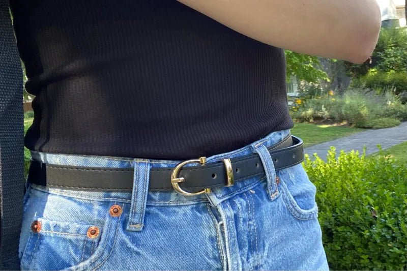 Modischer Unisex-Gürtel mit eleganter Metallschnalle, unterstreicht den persönlichen Stil perfekt.