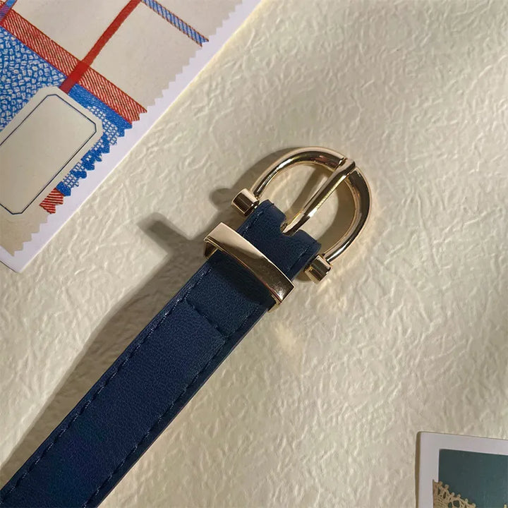 Unisex-Gürtel mit schimmernder Metallschnalle, elegant auf weißem Hintergrund präsentiert.