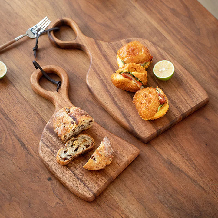 Praktisches Zweier-Set Walnuss-Holzbretter für Küche & Tisch. Robuste Schneidebretter, ideale Geschenkidee für Kochfreunde.