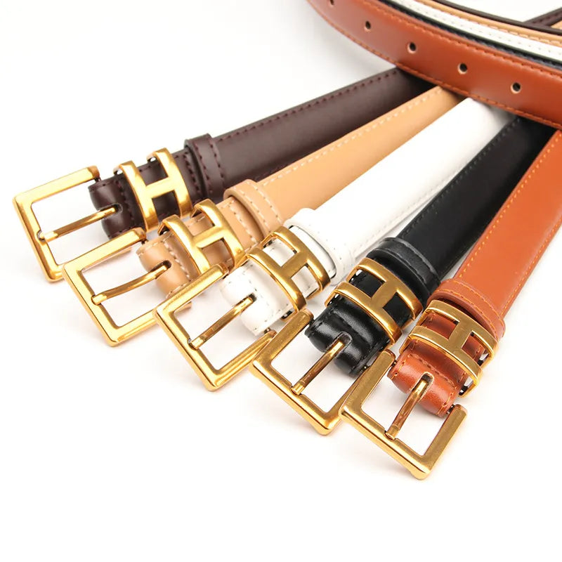 Schmaler, stilvoller Damengürtel mit einzigartiger quadratischer Schnalle. Ein Must-have Accessoire.