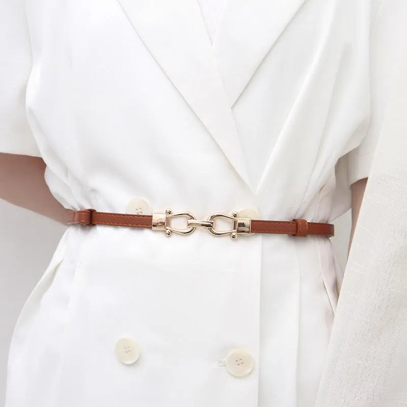 Eleganter Damengürtel, schmal, verstellbar, mit goldener Schnalle, perfekt für besondere Anlässe mit Kleidern.