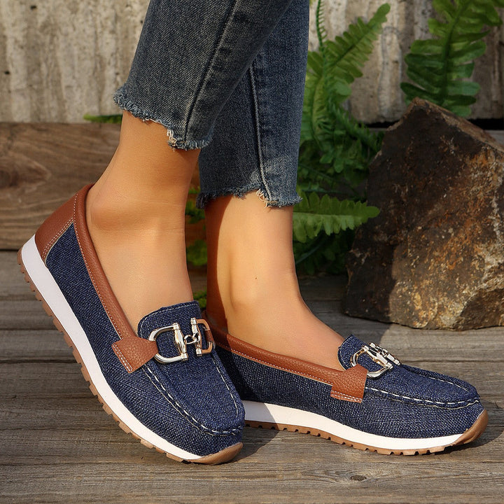 Bequeme Slingback Damenschuhe mit flachem Absatz und eleganter Metallspange. Ideal für den Sommer.