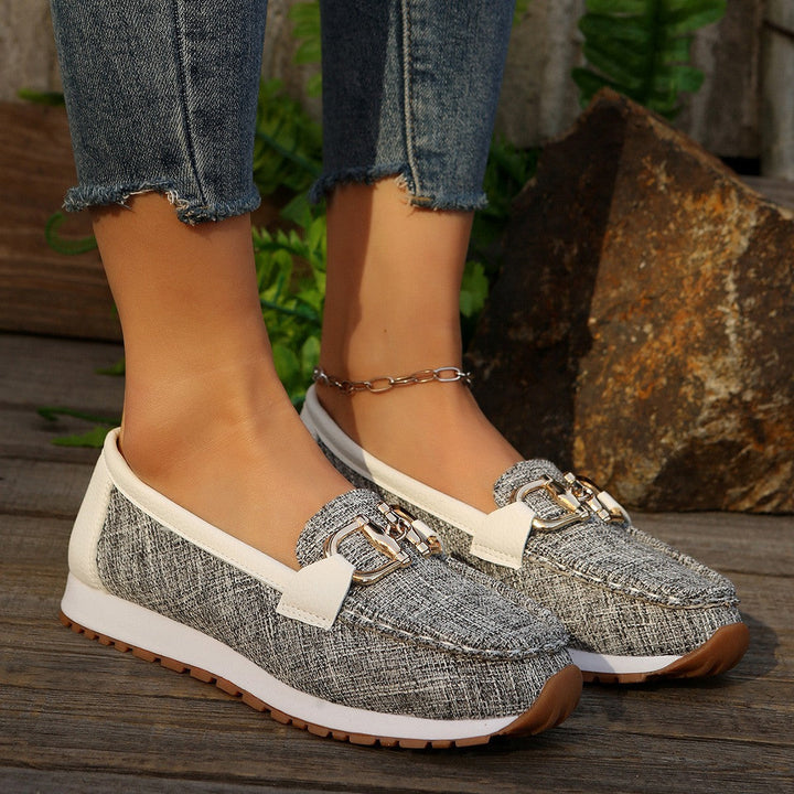 Elegante Damen Slingback Flats mit glänzender Metallspange. Bequeme Schuhe im Loafer-Stil für Frühling & Sommer.