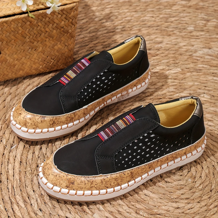 Nahaufnahme des atmungsaktiven, perforierten Obermaterials der bequemen Damen Slip-On Sneaker. Ideal für Sommer.