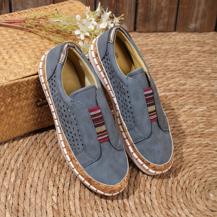 Atmungsaktiver Damen Slip-On Sneaker für Frühling/Sommer. Bequemer Freizeitschuh mit perforiertem Obermaterial.