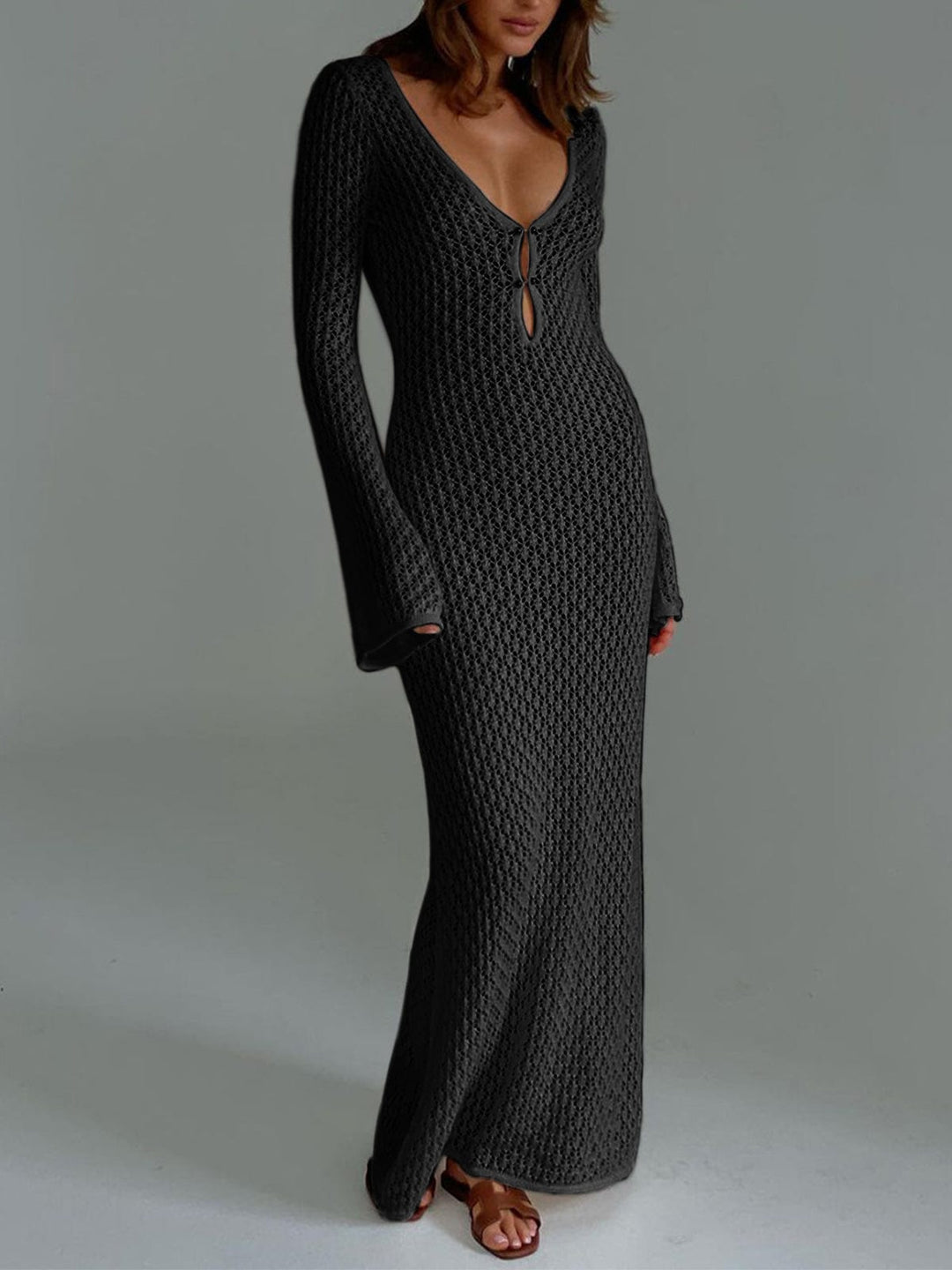 Modisches Damenkleid, Maxikleid im Boho-Stil, mit langen Glockenärmeln und V-Ausschnitt, perfekt als Strandkleid.