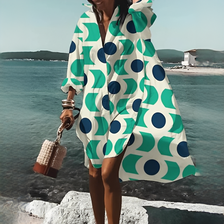 Damen Sommerkleid mit geometrischem Print, fließend und elegant, V-Ausschnitt.