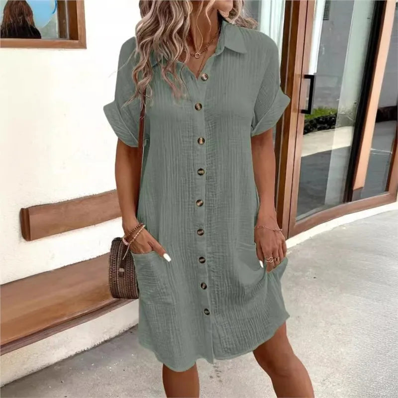 Model trägt ein fließendes, leichtes Damen Sommerkleid mit Rundhals-Ausschnitt. Ideal für entspannte Sommertage.