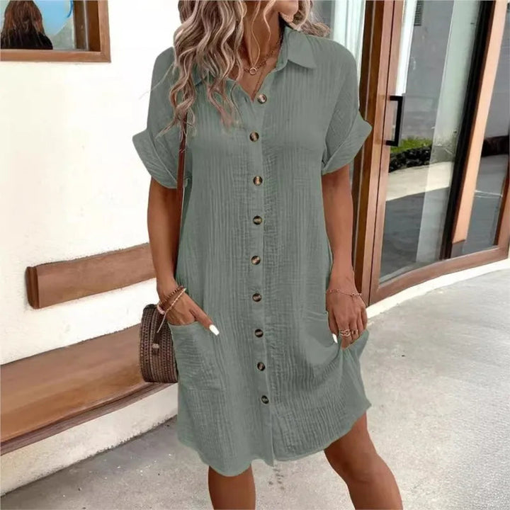 Model trägt ein fließendes, leichtes Damen Sommerkleid mit Rundhals-Ausschnitt. Ideal für entspannte Sommertage.