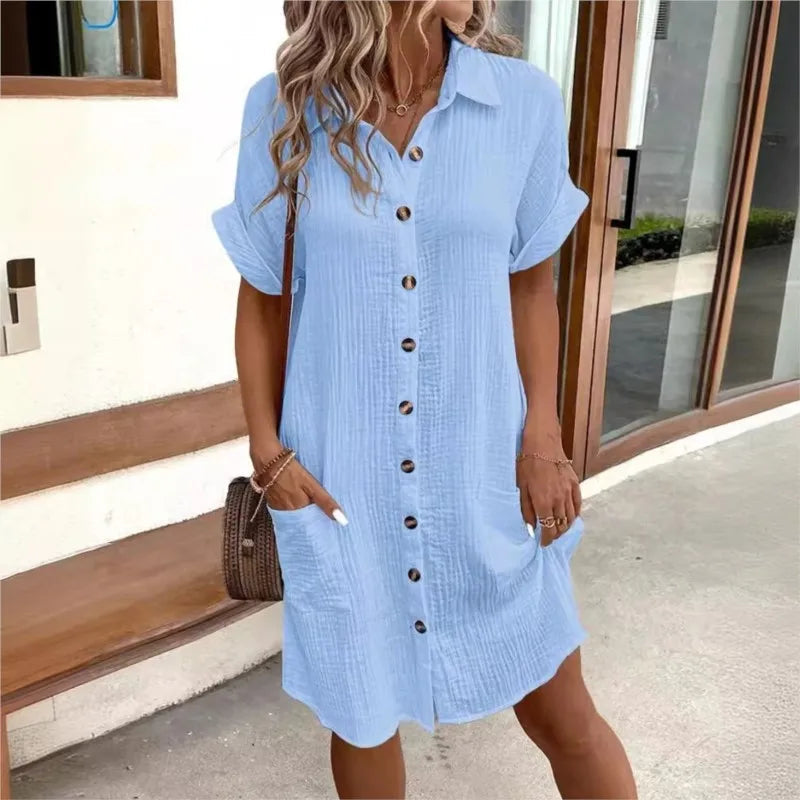 Nahaufnahme des Stoffes und Rundhals-Ausschnitts des eleganten Damen Sommerkleids. Atmungsaktives Material.
