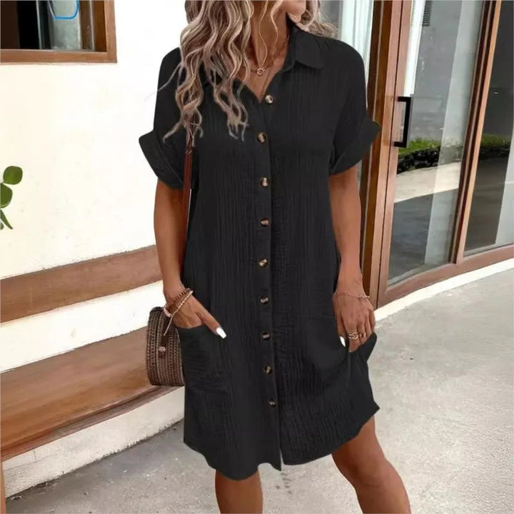 Freizeit Damen Sommerkleid in heller Farbe, ideal für Spaziergänge an warmen Frühlingstagen. Leicht und bequem.