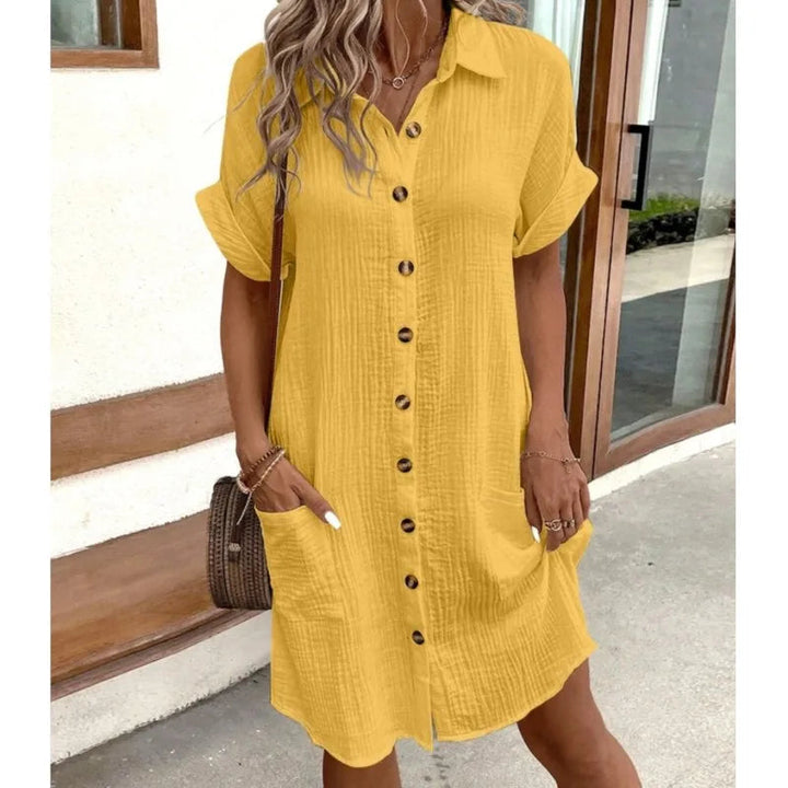 Rückenansicht des leichten Damen Sommerkleids, das die fließende Silhouette betont. Perfekt für feminine Styles.