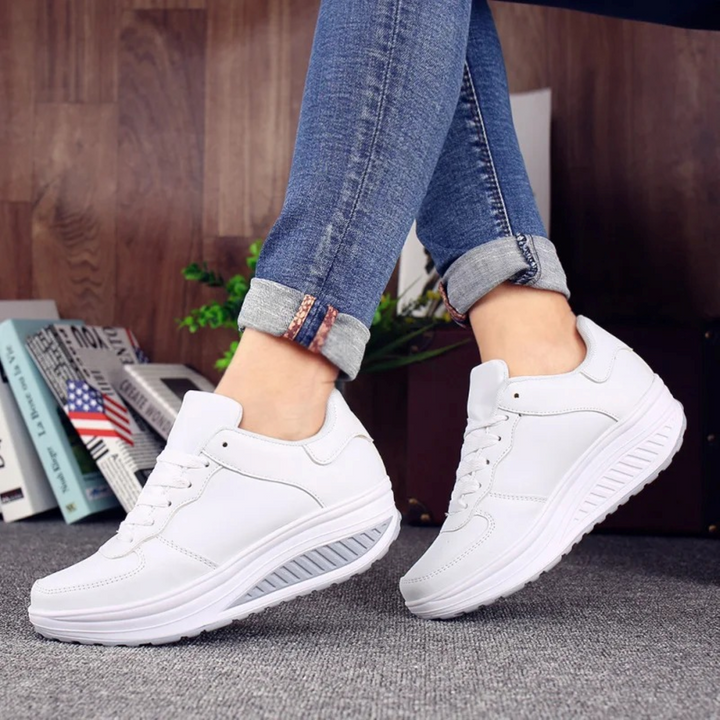 Bequeme orthopädische Damensneaker, ideal für Alltag & Freizeit. Rutschfeste Komfortschuhe in Schwarz/Weiss.