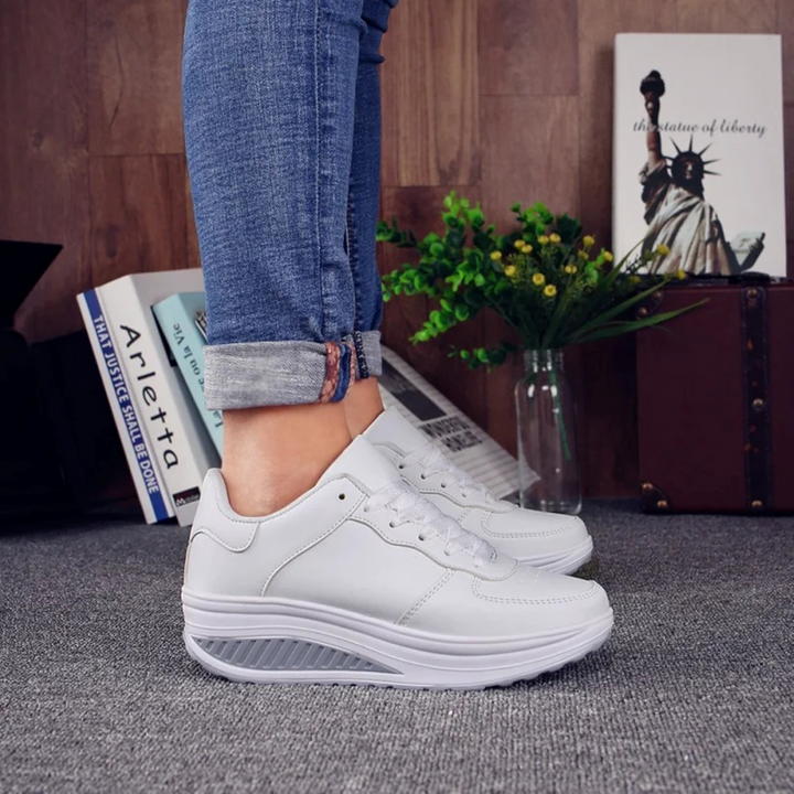 Stilvolle orthopädische Damensneaker in Schwarz/Weiss mit Haltungskorrektur. Modische Komfortschuhe für Damen.