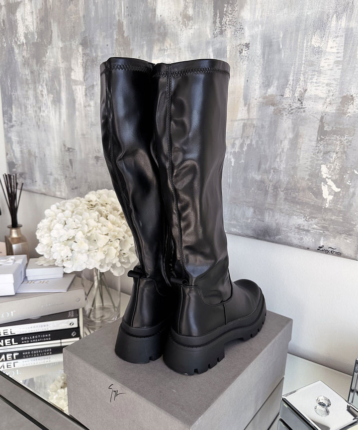 Wintertaugliche Damen Plateau Boots. Warme schwarze Chelsea Stiefeletten mit stabilem Plateauabsatz.