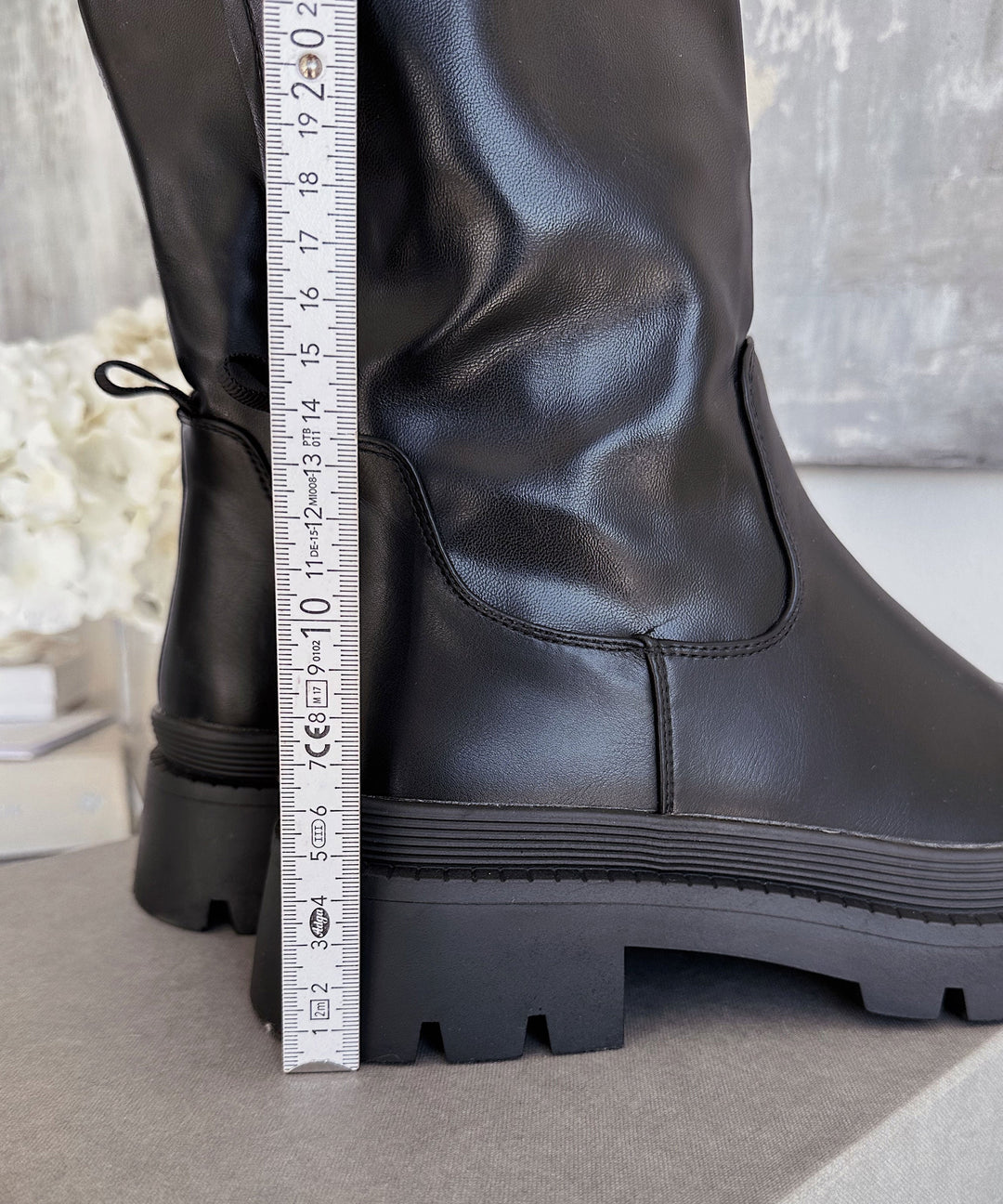 Schwarze Damen Plateauboots. Moderne Stiefeletten mit Plateau & seitlichen Stretch-Einsätzen für einen coolen Look.