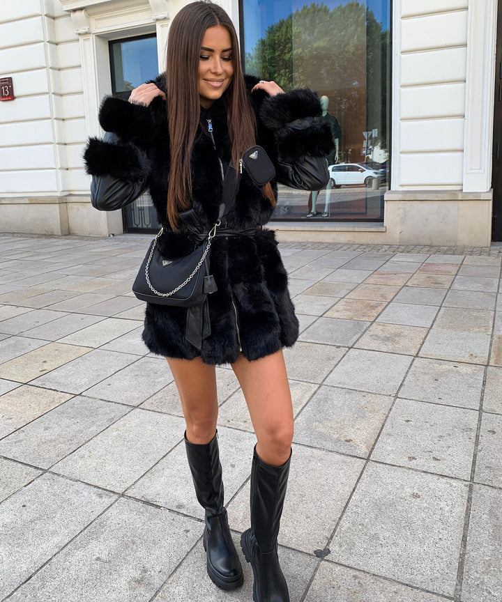 Hochwertige Damen Plateauboots mit Elastikeinsatz. Robuste schwarze Stiefeletten für die kalte Jahreszeit.