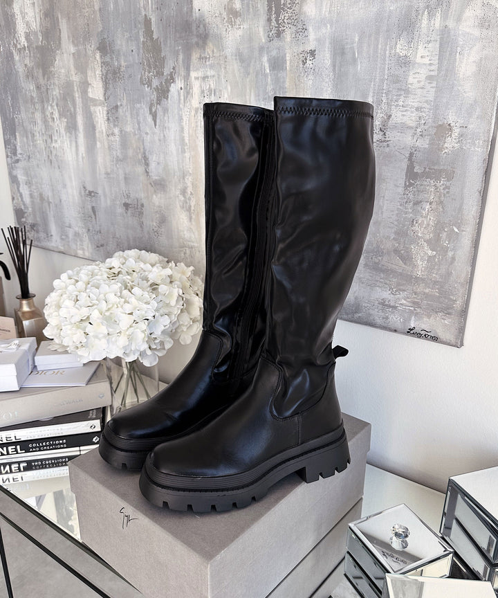 Komfortable Damen Plateauboots mit Elastikeinsatz. Moderne schwarze Chelsea Boots für den ganzen Tag.