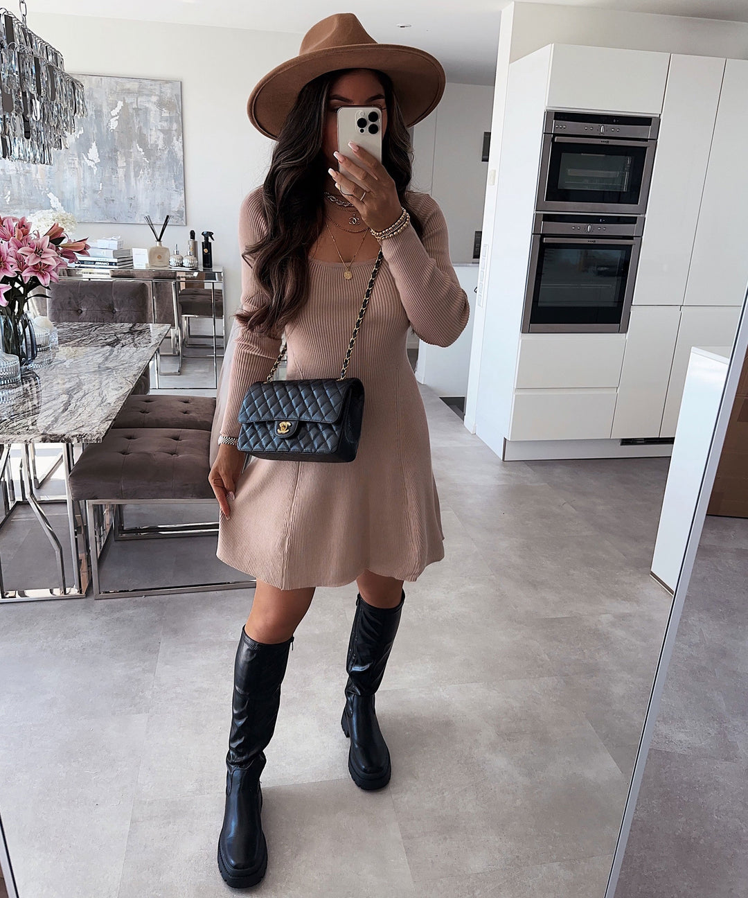 Stilvolle Damen Plateau Stiefeletten. Schwarze Chelsea Boots mit Plateau und bequemer Passform.